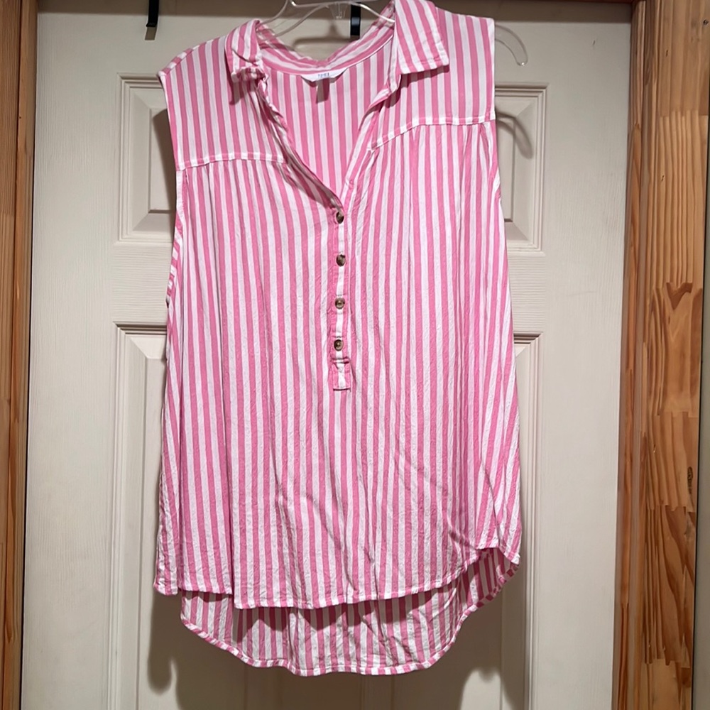 Nice pink and white top.